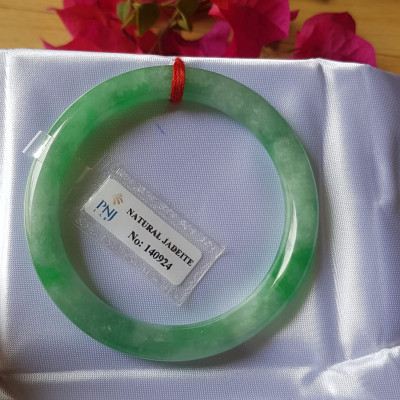 Vòng Cẩm thạch tự nhiên Đậu Nở Lý Sịn 52mm x cọng 8mm Vòng kiểm định số đẹp P No 140924 đẹp lắm luôn ạ màu trắng xanh lý bông đậu xanh đều cả vòng đẹp sang nữ 50kg - 56kg đeo xinh tay sang lắm ạ