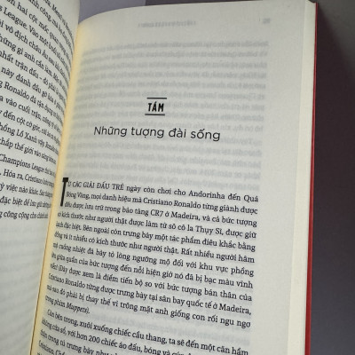 MESSI VS. RONALDO SỰ ĐỐI ĐẦU CỦA HAI CẦU THỦ VĨ ĐẠI VÀ KỶ NGUYÊN TÁI TẠO BÓNG ĐÁ THẾ GIỚI – Nhiều tác giả -Nguyễn Dương Hiếu & Phạm Hoàng Lan dịch-  NXB Trẻ