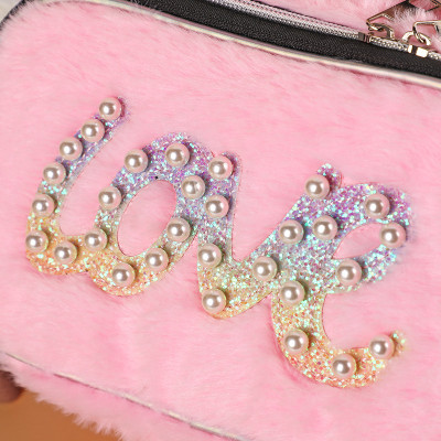 Túi đựng mỹ phẩm chữ LOVE , đựng đồ trang điểm , cá nhân , có quai xách chắc chắn ,đường may tỉ  mỉ , chống thấm , họa tiết trẻ trung ,trang nhã , rất hợp đi chơi , du lịch , tiệc 