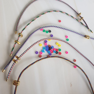 Dây Phối Vòng Tay VÂN SỌC MÀU ĐẸP DẺO Co Giãn Có 2 Khoen Vàng  Nữ Phối Với Hạt Lu Đá Tự Nhiên Các Loại Vào Làm Vòng Đeo Tay Kiểu ạ Size Dây 3mm  Nữ Về để Hạt Lu Vào ở Giữa Rút Dây VÀo 2 Lỗ Khoẻn Vàng Trên Dây là đeo đẹp ạ