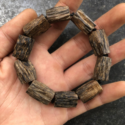 vòng trầm hương đeo tay tự nhiên cho nam