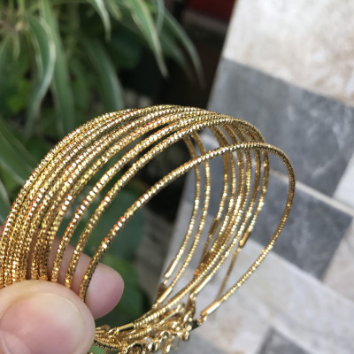 Vòng tay nữ mạ vàng các Chị về phối với hạt charm của mình đeo tay xinh lắm  ạ