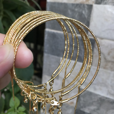 Vòng tay nữ mạ vàng các Chị về phối với hạt charm của mình đeo tay xinh lắm  ạ