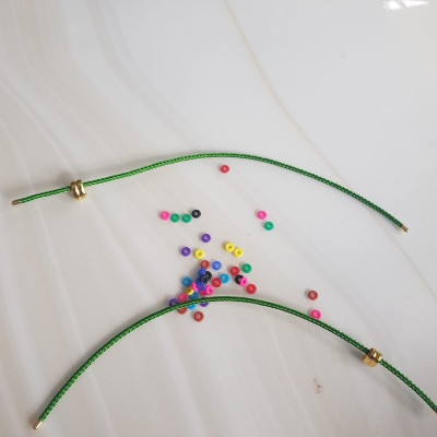 DÂY PHỐI VÒNG TAY MÀU XANH LÁ DẺO CO GIÃN CÓ 2 KHOEN VÀNG  NỮ PHỐI VỚI HẠT LU ĐÁ TỰ NHIÊN CÁC LOẠI VÀO LÀM VÒNG ĐEO TAY KIỂU Ạ SIZE DÂY 3MM Ạ  NỮ VỀ ĐỂ HẠT LU VÀO Ở GIỮA RÚT DÂY VÀO 2 LỖ KHOEN VÀNG TRÊN DÂY LÀ ĐEO ĐẸP Ạ