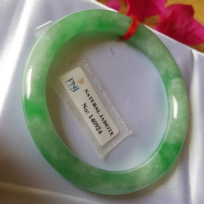 Vòng Cẩm thạch tự nhiên Đậu Nở Lý Sịn 52mm x cọng 8mm Vòng kiểm định số đẹp P No 140924 đẹp lắm luôn ạ màu trắng xanh lý bông đậu xanh đều cả vòng đẹp sang nữ 50kg - 56kg đeo xinh tay sang lắm ạ