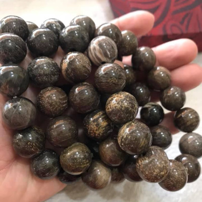 Vòng Gỗ Hóa Thạch Nam Đeo Tay Rất Đẹp Hiếm có hàng size 14mm  Vòng size 14ly gồm 14 hạt vào cung nam đeo được hết ạ Màu Nâu Đậm Vân Gỗ Tự Nhiên Nam đeo Đẹp Sang Tay tốt rẻ ạ