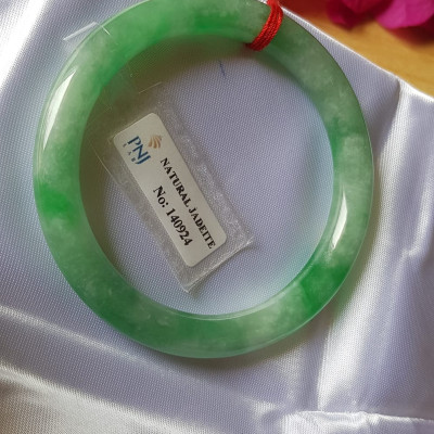 Vòng Cẩm thạch tự nhiên Đậu Nở Lý Sịn 52mm x cọng 8mm Vòng kiểm định số đẹp P No 140924 đẹp lắm luôn ạ màu trắng xanh lý bông đậu xanh đều cả vòng đẹp sang nữ 50kg - 56kg đeo xinh tay sang lắm ạ