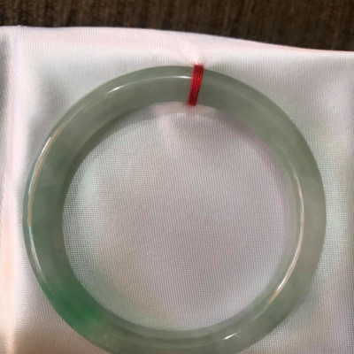 Vòng đẹp đá cẩm thạch tự nhiên TR LÝ SAO 47mm Chất liệu 100% đá cẩm thạch tự nhiên Size 47mm  MÀU TRẮNG LÊN XANH LÝ 1 BÊN SANG LẮM NỮ TAY NHỎ 35kg - 48kg đeo ạ