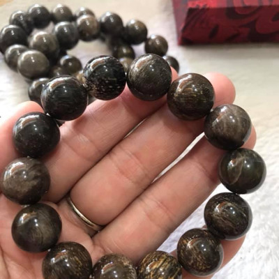 Vòng Gỗ Hóa Thạch Nam Đeo Tay Rất Đẹp Hiếm có hàng size 14mm  Vòng size 14ly gồm 14 hạt vào cung nam đeo được hết ạ Màu Nâu Đậm Vân Gỗ Tự Nhiên Nam đeo Đẹp Sang Tay tốt rẻ ạ