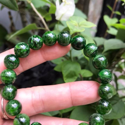 VÒNG TAY ĐÁ DIOPSIDE 10MM ĐẸP XUẤT SẮC LUÔN  100% ĐÁ DIOPSIDE TỰ NHIÊN CAO CẤP ĐẸP ĐEO SANG TAY   NỮ MỆNH MỘC MỆNH HỎA CHUẨN HỢP MÀU XANH LÁ NGỌC SÁNG BÓNG ĐẸP XINH