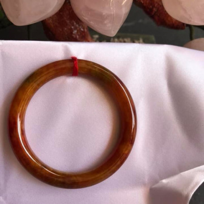 CHIẾC VÒNG TAY ĐÁ CẨM THẠCH TỨ QUÝ SIZE 49MM MỚI  MÀU CAM BÔNG VÀNG ĐỎ CHANH ĐẬM BÓNG ĐẸP XINH LẠ LẮM  NỮ MỆNH THỔ HOẢ KIM 45kg đến 52kg Đeo ạ