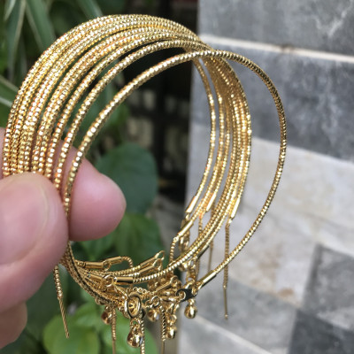 Vòng tay nữ mạ vàng các Chị về phối với hạt charm của mình đeo tay xinh lắm  ạ