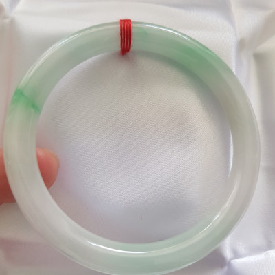 Vòng cẩm thạch tự nhiên mới Tr Lý Sao 58mm x cọng 8mm màu Trắng Bóng mượt xanh lý nhẹ rất xinh hợp các Chị Em thân yêu Nữ mệnh Kim mệnh Thủy 56kg - 68kg đeo trẻ đẹp xinh tay sang ạ