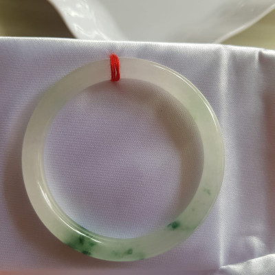 Vòng đeo tay Nữ đá cẩm thạch tự nhiên Tím Lý 50mm x cọng nhỏ 6,2 mm màu trắng bóng 1 bên xanh lý đậm ánh tím nhẹ thiệt đẹp Màu trắng bóng 1 bên xanh lý đậm ánh tím nhẹ thiệt đẹp Nữ cân Nặng 50kg-55kg đeo đẹp ạ