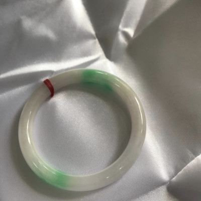 Vòng tay nữ Cẩm Thạch tự nhiên mới TR LÝ IC 50mm x chột 7mm Vòng màu trắng bóng xanh lý nhẹ 2 bên nữ mệnh kim mệnh thủy 49kg - 52kg đeo ạ