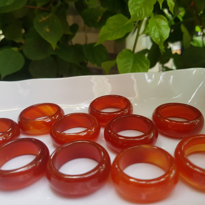 Chiếc Nhẫn Nam Đá Mã Não Đỏ Đỏ Cam Trơn  Size 19mm x cao 9mm x Dầy 4mm Mệnh Hỏa Thổ ạ  Ni nhẫn 19mm các anh đeo ngón cái hay bất kỳ ngón tay nào ni lọt vừa tay là 19mm đỏ đỏ cam cho may mắn cả năm ạ