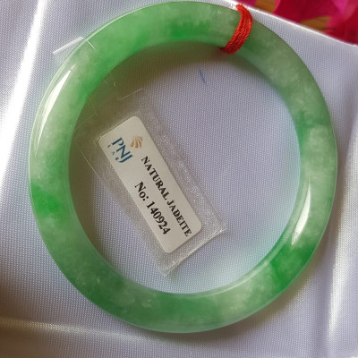 Vòng Cẩm thạch tự nhiên Đậu Nở Lý Sịn 52mm x cọng 8mm Vòng kiểm định số đẹp P No 140924 đẹp lắm luôn ạ màu trắng xanh lý bông đậu xanh đều cả vòng đẹp sang nữ 50kg - 56kg đeo xinh tay sang lắm ạ