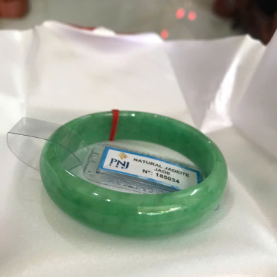Vòng Tay Nữ Đá Ngọc Cẩm Thạch Tự Nhiên Bản Hẹ Sịn Đậu Lý Sao Ni 48mm Cao 12mm Dầy 6mm đã kiểm định kèm giấy chứng nhận P No 185034 Màu Xanh ngọc lý tươi bóng đều đẹp nữ tay nhỏ 35kg - 48kg ạ 