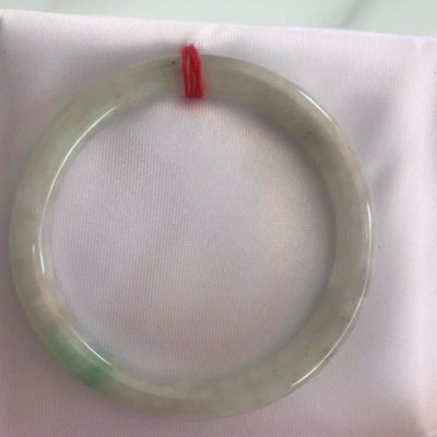 Vòng cẩm thạch tự nhiên TRA 49mm x cọng tròn 7mm Màu trắng bông bóng 1 vân xanh lý tươi rất đẹp Nữ 45kg - 51kg ạ