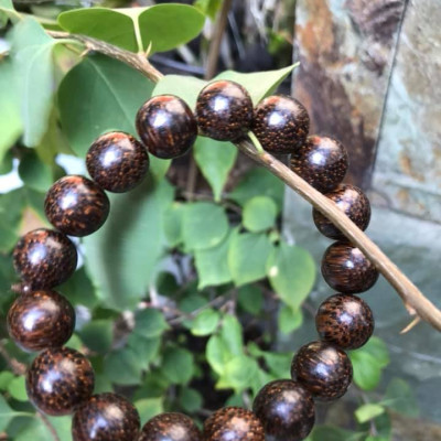 Vòng TAY GỖ TRẦM HƯƠNG TỰ NHIÊN HẠT TRÒN SIZE 13MM CÓ 17 HẠT LỌT VÀO VÒNG CUNG SANH NAM ĐEO TỐT Ạ