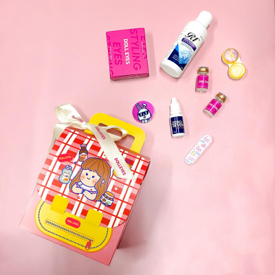 Box Back to school 2023 - Combo Kính áp tròng DOLL EYES, dung dịch ngâm & nhỏ mắt , Máy rửa lens & huy hiệu Doll Eyes