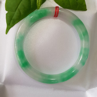 ️Vòng tay nữ đá Cẩm Thạch tự nhiên mới TR LÝ IC 52mm x chột 8mm vòng màu xanh trắng đều đẹp nữ 50kg - 54kg đeo ạ