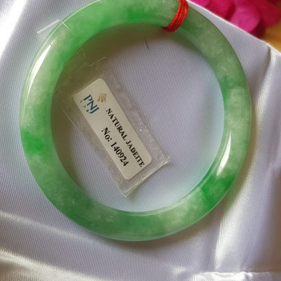 Vòng Cẩm thạch tự nhiên Đậu Nở Lý Sịn 52mm x cọng 8mm Vòng kiểm định số đẹp P No 140924 đẹp lắm luôn ạ màu trắng xanh lý bông đậu xanh đều cả vòng đẹp sang nữ 50kg - 56kg đeo xinh tay sang lắm ạ