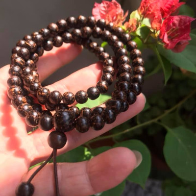 VÒNG ĐEO TAY GỖ TRẦM HƯƠNG QUẤN TAY KIỂU  SIZE HẠT 7MM MÙI GỖ TỰ NHIÊN THƠM THƠM NHẸ Ạ  MÀU NÂU GỖ VÂN VÂN TỰ NHIÊN ĐEO TAY SANG Ạ