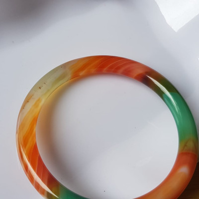 Vòng tay đá mã não tứ quý mới  đỏ cam xanh dương xanh lá cam trắng vân sọc xéo xéo rất đẹp Vòng Ni 59mm x cọng 7,8mm Nữ 58kg - 70kg đeo Món quà tặng nữ ý nghĩa ạ