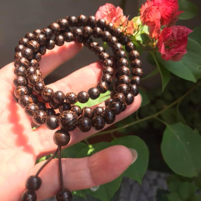 VÒNG ĐEO TAY GỖ TRẦM HƯƠNG QUẤN TAY KIỂU  SIZE HẠT 7MM MÙI GỖ TỰ NHIÊN THƠM THƠM NHẸ Ạ  MÀU NÂU GỖ VÂN VÂN TỰ NHIÊN ĐEO TAY SANG Ạ
