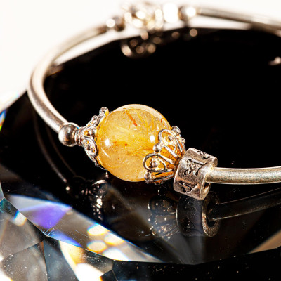 Vòng tay đá phong thủy Thạch anh tóc vàng mix charm bạc lục tự chú VK007