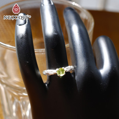 Nhẫn bạc nữ đá Peridot mệnh hỏa, mộc - Ngọc Quý Gemstones