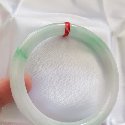 Vòng cẩm thạch tự nhiên mới Tr Lý Sao 58mm x cọng 8mm màu Trắng Bóng mượt xanh lý nhẹ rất xinh hợp các Chị Em thân yêu Nữ mệnh Kim mệnh Thủy 56kg - 68kg đeo trẻ đẹp xinh tay sang ạ