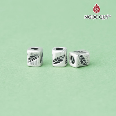 Charm bạc hình trụ họa tiết chiếc lá xỏ ngang - Ngọc Quý Gemstones
