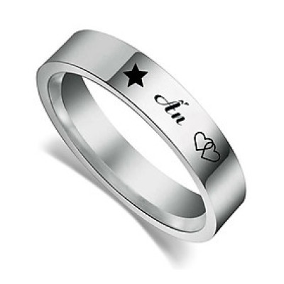 Vần A khắc tên trên nhẫn đôi tình yêu