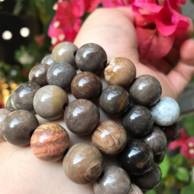 Vòng Gỗ Hóa Thạch Màu Vân Tự Nhiên Bóng Đẹp Nam Đeo size 13mm Màu Trắng Nâu Sáng Bóng Vàng Nhẹ  Nam đeo vào tay đẹp sang tốt rẻ nữa ạ