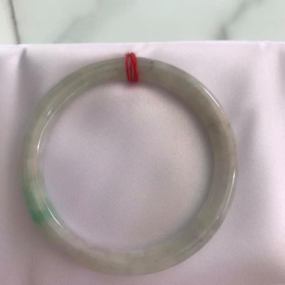 Vòng cẩm thạch tự nhiên TRA 49mm x cọng tròn 7mm Màu trắng bông bóng 1 vân xanh lý tươi rất đẹp Nữ 45kg - 51kg ạ