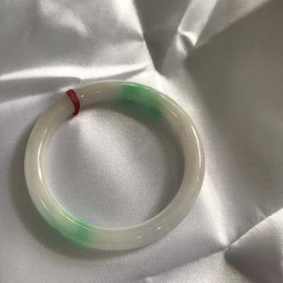 Vòng tay nữ Cẩm Thạch tự nhiên mới TR LÝ IC 50mm x chột 7mm Vòng màu trắng bóng xanh lý nhẹ 2 bên nữ mệnh kim mệnh thủy 49kg - 52kg đeo ạ