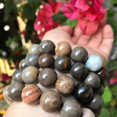 Vòng Gỗ Hóa Thạch Màu Vân Tự Nhiên Bóng Đẹp Nam Đeo size 13mm Màu Trắng Nâu Sáng Bóng Vàng Nhẹ  Nam đeo vào tay đẹp sang tốt rẻ nữa ạ