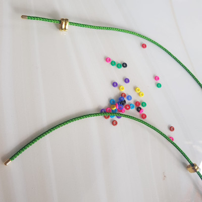 DÂY PHỐI VÒNG TAY MÀU XANH LÁ DẺO CO GIÃN CÓ 2 KHOEN VÀNG  NỮ PHỐI VỚI HẠT LU ĐÁ TỰ NHIÊN CÁC LOẠI VÀO LÀM VÒNG ĐEO TAY KIỂU Ạ SIZE DÂY 3MM Ạ  NỮ VỀ ĐỂ HẠT LU VÀO Ở GIỮA RÚT DÂY VÀO 2 LỖ KHOEN VÀNG TRÊN DÂY LÀ ĐEO ĐẸP Ạ