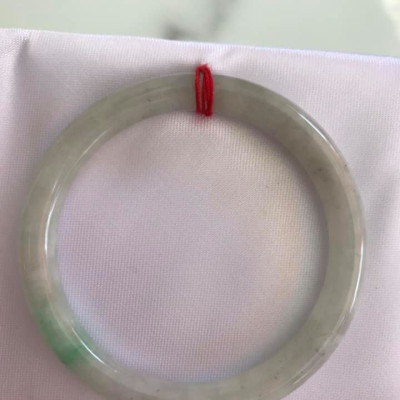 Vòng cẩm thạch tự nhiên TRA 49mm x cọng tròn 7mm Màu trắng bông bóng 1 vân xanh lý tươi rất đẹp Nữ 45kg - 51kg ạ