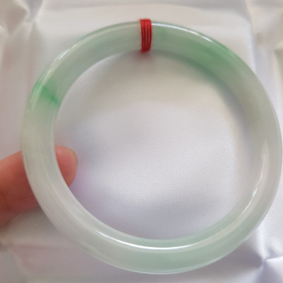 Vòng cẩm thạch tự nhiên mới Tr Lý Sao 58mm x cọng 8mm màu Trắng Bóng mượt xanh lý nhẹ rất xinh hợp các Chị Em thân yêu Nữ mệnh Kim mệnh Thủy 56kg - 68kg đeo trẻ đẹp xinh tay sang ạ