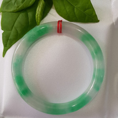 ️Vòng tay nữ đá Cẩm Thạch tự nhiên mới TR LÝ IC 52mm x chột 8mm vòng màu xanh trắng đều đẹp nữ 50kg - 54kg đeo ạ