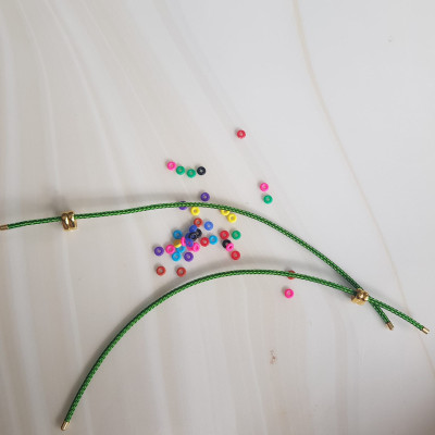 DÂY PHỐI VÒNG TAY MÀU XANH LÁ DẺO CO GIÃN CÓ 2 KHOEN VÀNG  NỮ PHỐI VỚI HẠT LU ĐÁ TỰ NHIÊN CÁC LOẠI VÀO LÀM VÒNG ĐEO TAY KIỂU Ạ SIZE DÂY 3MM Ạ  NỮ VỀ ĐỂ HẠT LU VÀO Ở GIỮA RÚT DÂY VÀO 2 LỖ KHOEN VÀNG TRÊN DÂY LÀ ĐEO ĐẸP Ạ