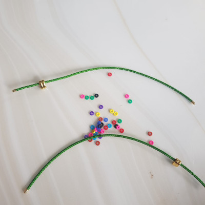 DÂY PHỐI VÒNG TAY MÀU XANH LÁ DẺO CO GIÃN CÓ 2 KHOEN VÀNG  NỮ PHỐI VỚI HẠT LU ĐÁ TỰ NHIÊN CÁC LOẠI VÀO LÀM VÒNG ĐEO TAY KIỂU Ạ SIZE DÂY 3MM Ạ  NỮ VỀ ĐỂ HẠT LU VÀO Ở GIỮA RÚT DÂY VÀO 2 LỖ KHOEN VÀNG TRÊN DÂY LÀ ĐEO ĐẸP Ạ