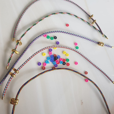 Dây Phối Vòng Tay VÂN SỌC MÀU ĐẸP DẺO Co Giãn Có 2 Khoen Vàng  Nữ Phối Với Hạt Lu Đá Tự Nhiên Các Loại Vào Làm Vòng Đeo Tay Kiểu ạ Size Dây 3mm  Nữ Về để Hạt Lu Vào ở Giữa Rút Dây VÀo 2 Lỗ Khoẻn Vàng Trên Dây là đeo đẹp ạ