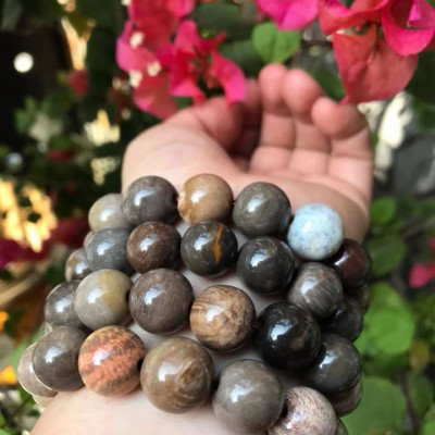 Vòng Gỗ Hóa Thạch Màu Vân Tự Nhiên Bóng Đẹp Nam Đeo size 13mm Màu Trắng Nâu Sáng Bóng Vàng Nhẹ  Nam đeo vào tay đẹp sang tốt rẻ nữa ạ