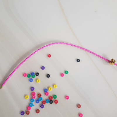 DÂY PHỐI VÒNG TAY MÀU Hồng Phấn DẺO CO GIÃN CÓ 2 KHOEN VÀNG  NỮ PHỐI VỚI HẠT LU ĐÁ TỰ NHIÊN CÁC LOẠI VÀO LÀM VÒNG ĐEO TAY KIỂU Ạ SIZE DÂY 3MM Ạ  Nữ VỀ ĐỂ HẠT LU VÀO Ở GIỮA RÚT DÂY VÀO 2 LỖ KHOEN VÀNG TRÊN DÂY LÀ ĐEO ĐẸP Ạ