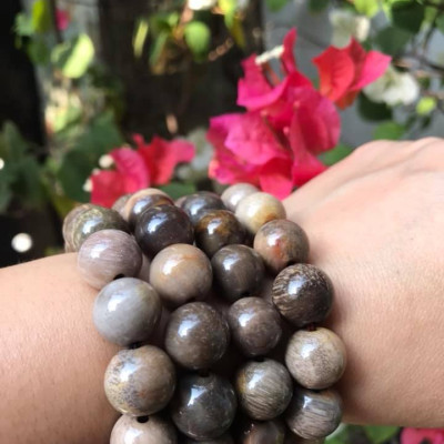 Vòng Gỗ Hóa Thạch Màu Vân Tự Nhiên Bóng Đẹp Nam Đeo size 13mm Màu Trắng Nâu Sáng Bóng Vàng Nhẹ  Nam đeo vào tay đẹp sang tốt rẻ nữa ạ