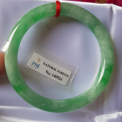 Vòng Cẩm thạch tự nhiên Đậu Nở Lý Sịn 52mm x cọng 8mm Vòng kiểm định số đẹp P No 140924 đẹp lắm luôn ạ màu trắng xanh lý bông đậu xanh đều cả vòng đẹp sang nữ 50kg - 56kg đeo xinh tay sang lắm ạ